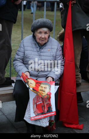 Moskau, Moskau, Russland. 7 Nov, 2017. eine Dame gesehen, die ein Porträt von Stalin im März. Tausende auf dem Platz der Revolution im Zentrum von Moskau marschierten zum 100. Jahrestag der russischen Revolution zu gedenken. Viele durchgeführt Porträts von Lenin, Stalin und Fahnen mit dem Wappen der Sowjetunion. der März auch Menschen aus mehreren Ländern, darunter China, Italien, Venezuela, Brasilien und Kuba. Credit: Nicholas Müller/Sopa/zuma Draht/alamy leben Nachrichten Stockfoto