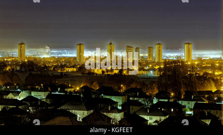 Glasgow, Schottland, UK 8 Nov, 2017. de Wetter klarer Himmel über der Stadt und niedrigen Temperaturen dazu führen, dass ein Nebel über dem Fluss Clyde, die schwimmt über der scotstoun tower Blocks in der Stadt zu bilden. Credit gerard Fähre / alamy Nachrichten Stockfoto