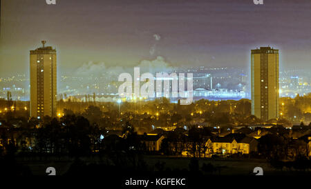 Glasgow, Schottland, Großbritannien, 8. November 2017. Britisches Wetter klarer Himmel über der Stadt und niedrige Temperaturen verursachen einen Nebel über dem Fluss clyde, der über dem Queen elizabeth Universitätskrankenhaus schwimmt, das lokal als Todesstern in der Stadt bekannt ist. Credit Gerard Ferry/Alamy News Stockfoto