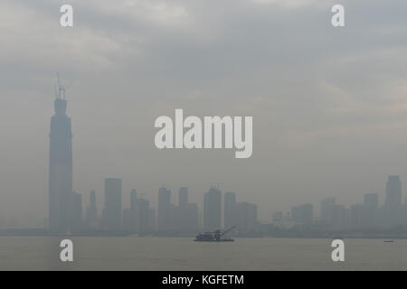 Wuhan, Wuhan, China. November 2017. (NUR FÜR REDAKTIONELLE ZWECKE. CHINA OUT) . Schwerer Smog bedeckt Wuhan in der zentralchinesischen Provinz Hubei, 7. November 2017. Quelle: SIPA Asia/ZUMA Wire/Alamy Live News Stockfoto