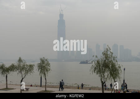 Wuhan, Wuhan, China. 7 Nov, 2017. (Redaktionelle Nutzung nur. China). Heavy smog Wanten in der zentralen China Provinz Hubei Wuhan, November 7th, 2017. Credit: sipa Asien/zuma Draht/alamy leben Nachrichten Stockfoto