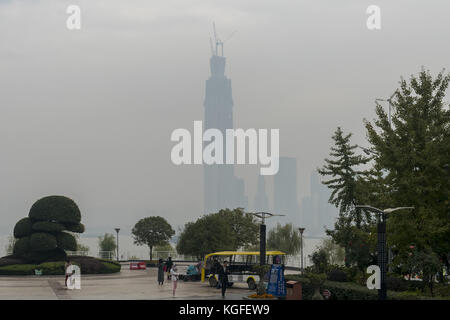 Wuhan, Wuhan, China. November 2017. (NUR FÜR REDAKTIONELLE ZWECKE. CHINA OUT) . Schwerer Smog bedeckt Wuhan in der zentralchinesischen Provinz Hubei, 7. November 2017. Quelle: SIPA Asia/ZUMA Wire/Alamy Live News Stockfoto