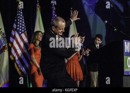 Asbury Park, New Jersey, USA. 7 Nov, 2017. Phil Murphy, Gouverneur - nj wählen - auf dem Podium d im Asbury Park Convention Hall in Asbury Park, New Jersey und Wellen bei seiner Familie auf der Bühne, nachdem er besiegt Amtsinhaber lt. reg. Kim Guadagno, NJ - r: Brian Zweig Preis/zuma Draht/alamy leben Nachrichten Stockfoto