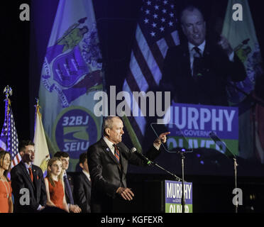 Asbury Park, New Jersey, USA. 7 Nov, 2017. Phil Murphy, Gouverneur - nj wählen - auf dem Podium d im Asbury Park Convention Hall in Asbury Park, New Jersey. Murphy besiegte Amtsinhaber lt. reg. Kim Guadagno, NJ - r: Brian Zweig Preis/zuma Draht/alamy leben Nachrichten Stockfoto