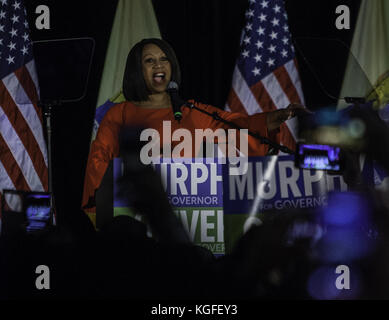 Asbury Park, New Jersey, USA. 7 Nov, 2017. Sheila Oliver, Lt. Gouverneur - nj wählen - auf dem Podium d im Asbury Park Convention Hall in Asbury Park, New Jersey: Brian Zweig Preis/zuma Draht/alamy leben Nachrichten Stockfoto