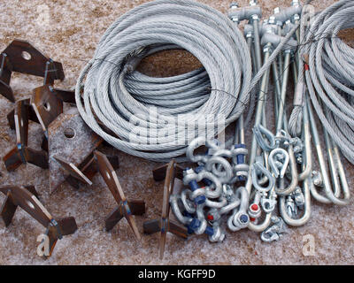 Verschiedene metall Baumaschinen - Stahldraht Brötchen, Stecker, Schrauben mit Muttern. Stockfoto