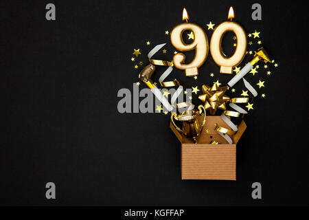 Nummer 90 gold Feier Kerze und Geschenkbox Hintergrund Stockfoto