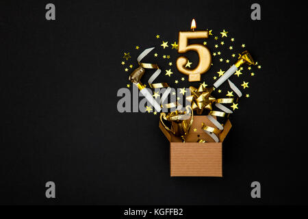 Nummer 5 Gold feier Kerze und Geschenkbox Hintergrund Stockfoto