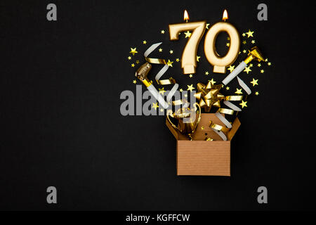 Nummer 70 gold Feier Kerze und Geschenkbox Hintergrund Stockfoto