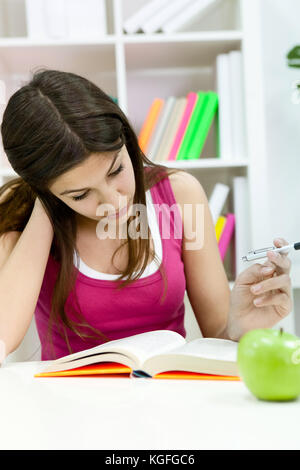 Müde und erschöpft jugendlicher Mädchen lernen Stockfoto