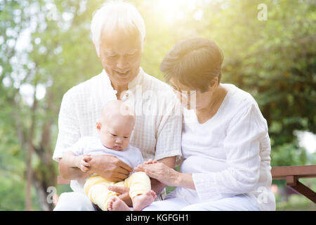 Senior Paar mit Baby Enkel, asiatische Großeltern mit Enkelkind, Lebensversicherung Konzept. Stockfoto