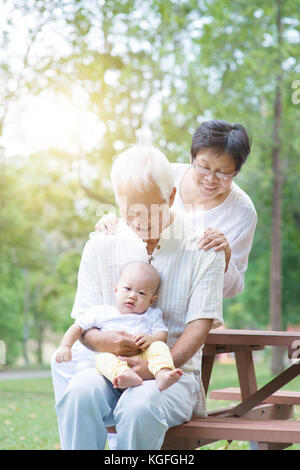 Großeltern mit Enkel, asiatische Familie mit Enkelkind, Lebensversicherung Konzept. Stockfoto