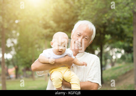 Großvater mit Enkel der outdoor Park, asiatische Familie. Stockfoto