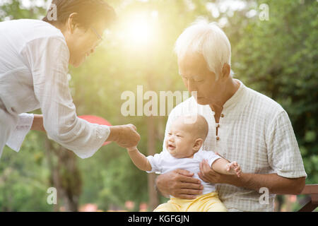 Baby Enkel und Großeltern Spaß im Freien. asiatische Familie, Lebens- Konzept. Stockfoto