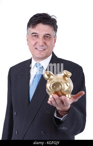 Ein lächelnder Geschäftsmann, der eine Sparkasse hält, sieht in die Kamera Stockfoto