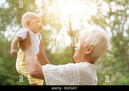 Großvater Holding baby Enkel der outdoor Park, asiatische Familie. Stockfoto