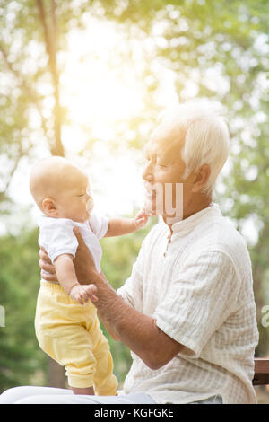 Baby Enkel und Großvater. asiatische Familie Spaß im Freien. Stockfoto