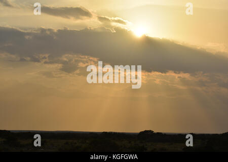 Die hellen Sonnenstrahlen glänzenden obwohl Wolken Stockfoto