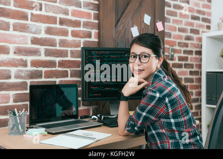 Professionelle junge Frau computer Engineer mit Code Language Development online Sicherheit Software arbeiten im Büro und suchen an der Kamera. Stockfoto