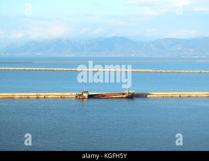 Versunkene Fracht Schiff im Meer Stockfoto