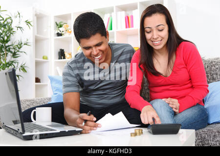 Paare, die ihre Konten in die Wohnzimmer zu Hause Stockfoto