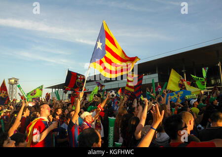 Fans des Fußballclubs Barcelona feiern in Barcelona während eines Spiels ihrer Mannschaft. Stockfoto