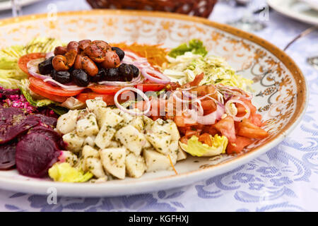 Marokkanische traditionelle Speisen - karamellisierten Zwiebeln Safran und gekochtem frischem Gemüse tajine Stockfoto