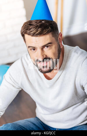 Blick von oben auf die gutaussehenden jungen Mann in der Partei hat Stockfoto