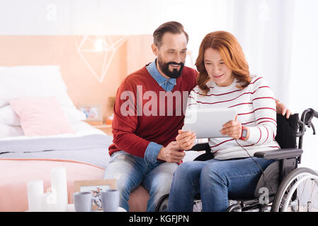 Glücklich liebend Paar mit einem Tablet Stockfoto
