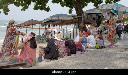 Chinesische Touristen gruppe. Frauen. Pattaya Beach Road Thailand, Südostasien. Stockfoto