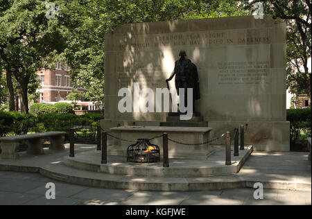 Vereinigten Staaten. Pennsylvania Philadelphia. Grab des Unbekannten revolutionären Krieg Soldat, 1957. Durch g. edwing brumbaugh (1890-1983) und die Statue von George Washington von Jean Antoine Houdon (1741-1828). Stockfoto