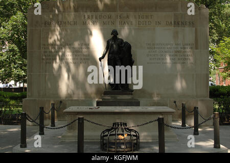 Vereinigten Staaten. Pennsylvania Philadelphia. Grab des Unbekannten revolutionären Krieg Soldat, 1957. Durch g. edwing brumbaugh (1890-1983) und die Statue von George Washington von Jean Antoine Houdon (1741-1828). Stockfoto