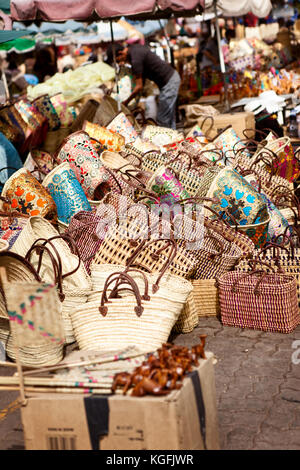 Handgemachte Taschen in den marokkanischen traditionellen Markt im Zentrum von Souks Stockfoto