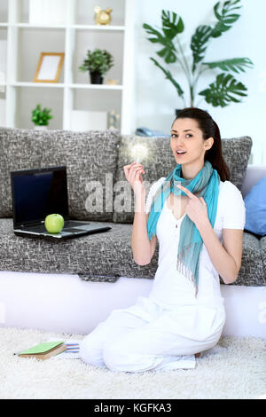 Lächelnde Frau, eine Idee mit der Glühbirne in der Hand Stockfoto