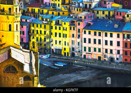 Vernazza Dorf, Kirche und Gebäude Luftaufnahme. Marine in fünf Ländern, der Nationalpark der Cinque Terre, Ligurien Italien Europa. langen Belichtungszeit. Stockfoto