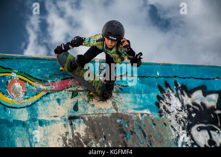 Ein Kind skateboarding zu einem Skatepark in Indien. Stockfoto