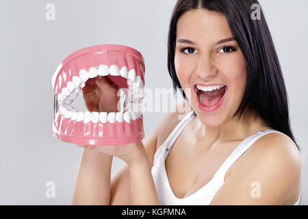 Junge Mädchen spielen mit Jaws, Konzept - gesunde Zähne Stockfoto