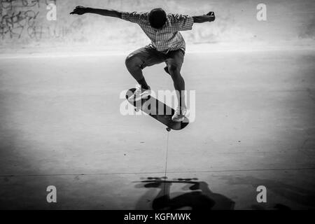 Indische skater einen Trick in einen Skatepark in Bangalore. Stockfoto