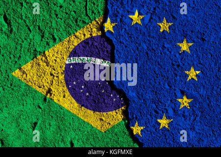 Riss zwischen der Europäischen Union und Brasilien Fahnen. politische Beziehung Konzept Stockfoto