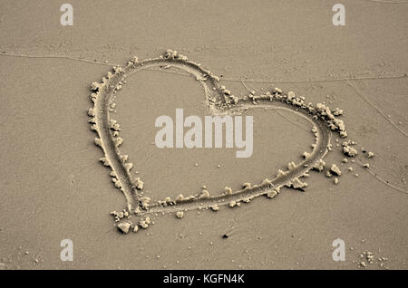 Ein Herz in den Sand auf den Strand gezogen Stockfoto