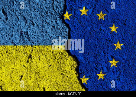 Riss zwischen der Europäischen Union und der Ukraine flags. politische Beziehung Konzept Stockfoto