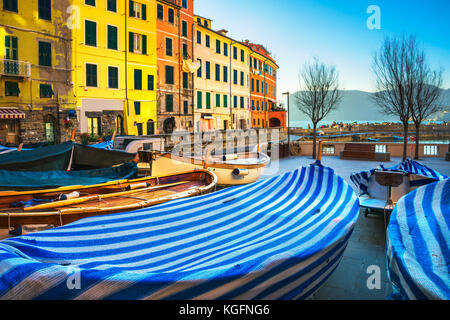 Vernazza Dorf, Boote in eckigen und bunten Häusern. Cinque Terre, fünf Länder. Nationalpark, Ligurien Italien Europa Stockfoto