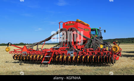 Salo, Finnland - 21 August 2015: vaderstad Geist 600 c Drillmaschine und John Deere 7340 Traktor auf dem Feld an der Einrichtung von puontin peltopaivat z.b Stockfoto