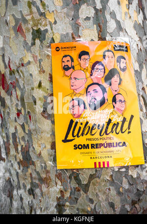 Plakat für die entlassenen Mitglieder des katalanischen Parlaments der Verwaltungsrat auf der sreets von Barcelona, Spanien. Stockfoto