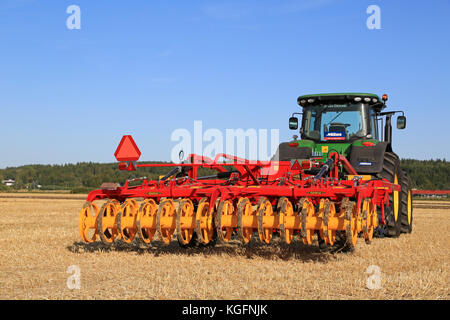 Salo, Finnland - 21 August 2015: Neue vaderstad Opus 400 Grubber und John Deere Traktor auf dem Feld an der Einrichtung von puontin peltopaivat Landwirtschaftliche h Stockfoto