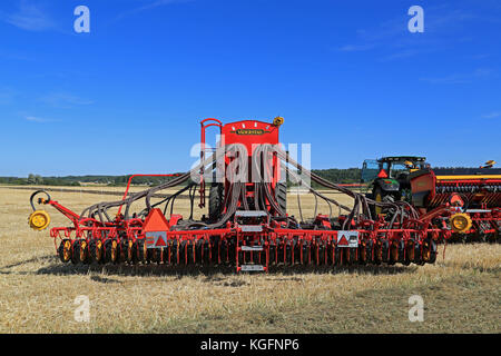 Salo, Finnland - 21 August 2015: vaderstad Geist 600 c Drillmaschine und John Deere Traktor auf dem Feld an der von puontin peltopaivat landwirtschaftlichen ha festlegen Stockfoto