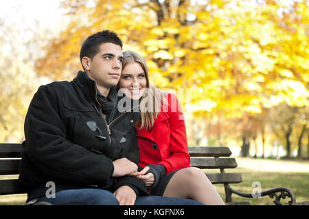 Junge Liebe Paar sitzt auf der Bank, Freizeit Stockfoto