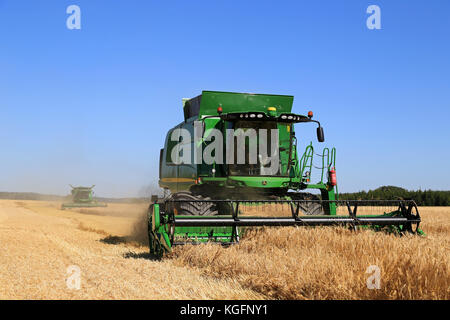 Salo, Finnland - 22 August, 2015: Zwei John Deere Mähdrescher T550 und S670i Ernte von Gerste an puontin peltopaivat landwirtschaftliche Ernte und Pflege Stockfoto