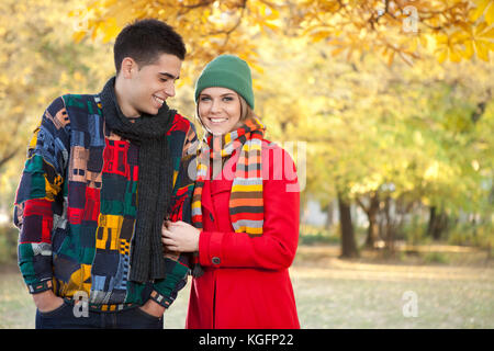 Junge Liebe Paar felling kalt im Herbst Park Stockfoto