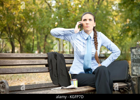 Angry Chef am Telefon, umgekippt Geschäftsfrau mit Mimik, outdoor Stockfoto